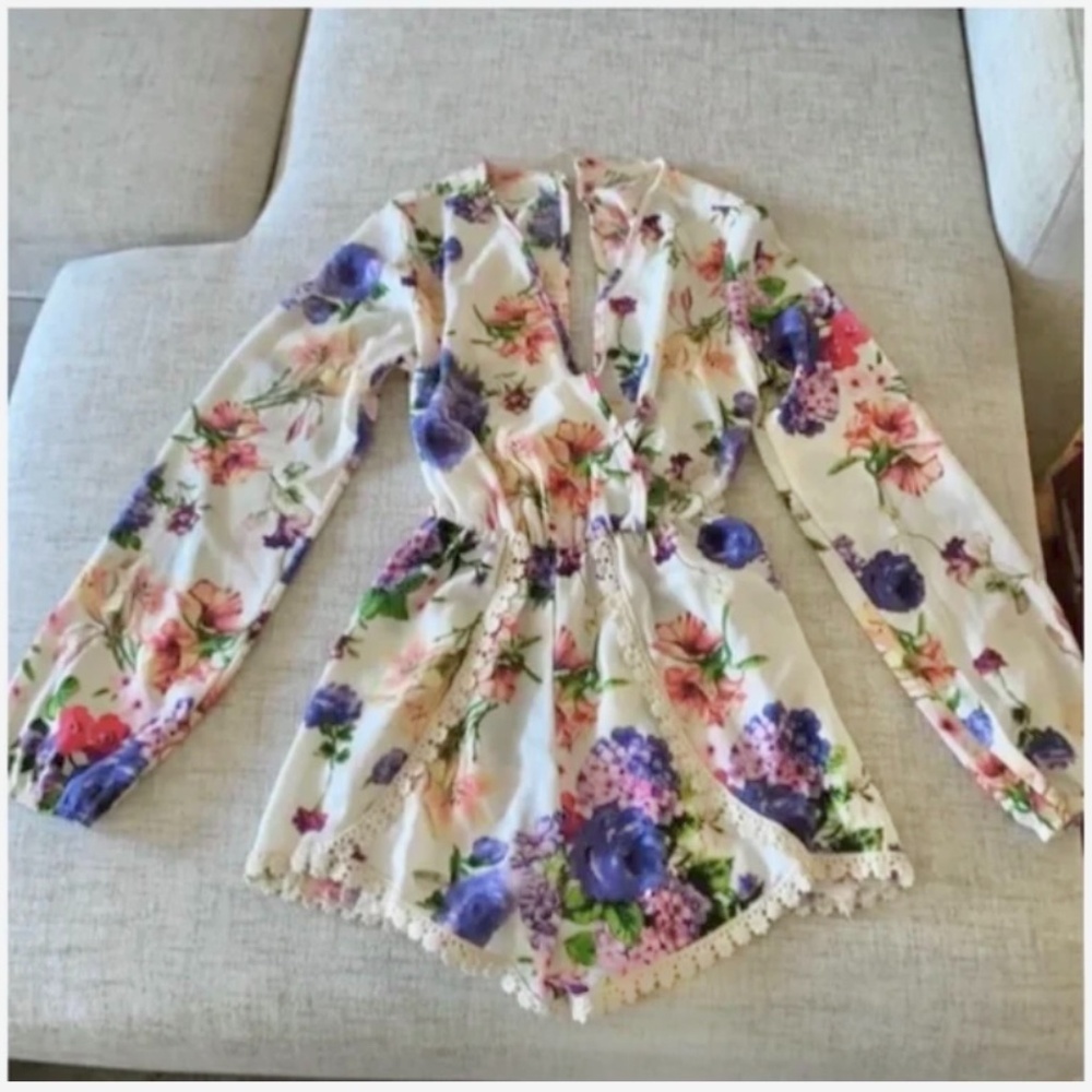 🪞 Dreamy balloon sleeve pom pom trim romper in off white multi floral
